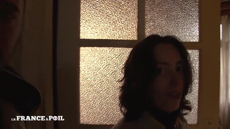 Papy Viewer: Piękna młoda brunetka z dużymi piersiami uwiedziona przez aktora porno