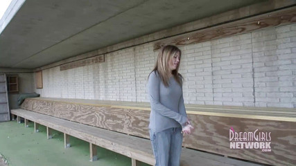 Dream Girls: धूम्रपान करते हुए बड़े स्तनों वाली सहलाई कैंपस में चमकती है