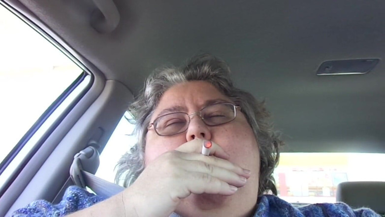 BBW nurse Vicki adventures with friends: Enfermera Vicki gorda fumando en el coche