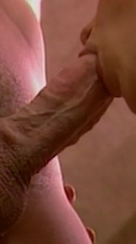 Une blonde se tape une grosse noire dans une aventure huileuse