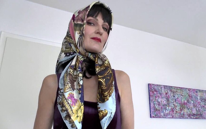 Lady Victoria Valente: Clip trình diễn thời trang lụa headscarf