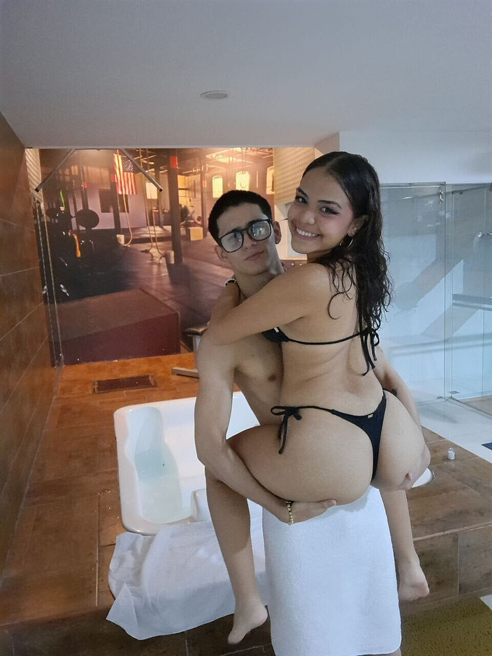 ValentinaHot10: Malam keseronokan! Saya menjemput adik tiri si rambut coklat saya...