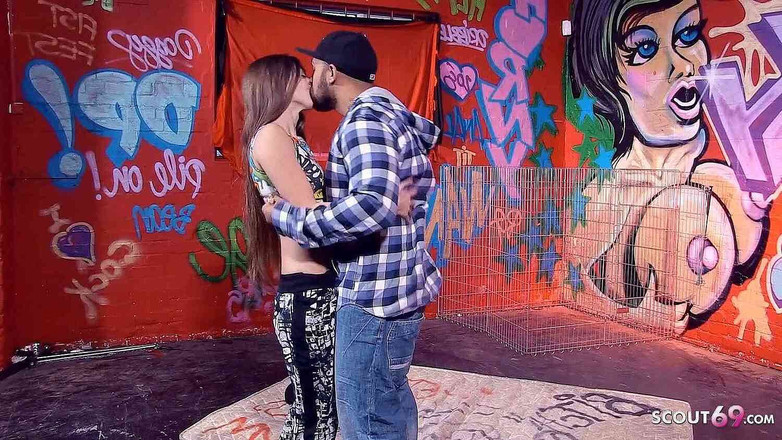 Full porn collection: Uzun zenci yarağı 18 yaşındaki sıska genç kızı partide sert sikişmesi...