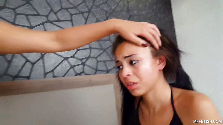 MF Fetish: Lizanie cipki i uderzanie w twarz