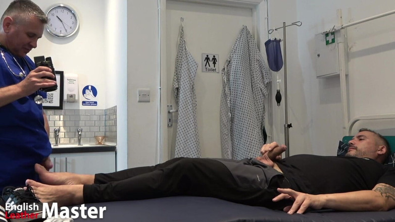 EnglishLeathermaster: Läkare dyrkar patienternas fötter och äter sperma från fötter