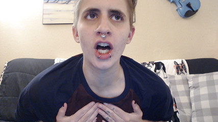 Abby Anna: Yüksek sesle limonlu soda geğiriyor