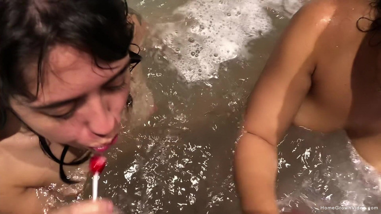 Homegrown Video: Ein süßer und sexy badewannen-dreier