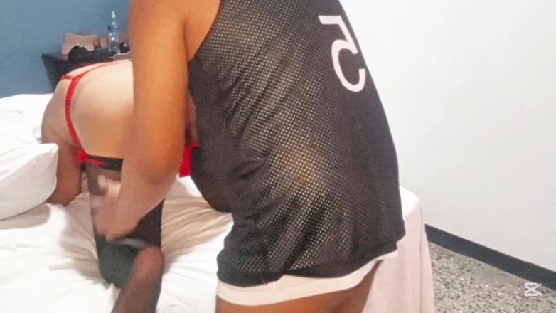 Skinnydanie21: Aptal kayınvalidem ayinden sonra sevişiyor