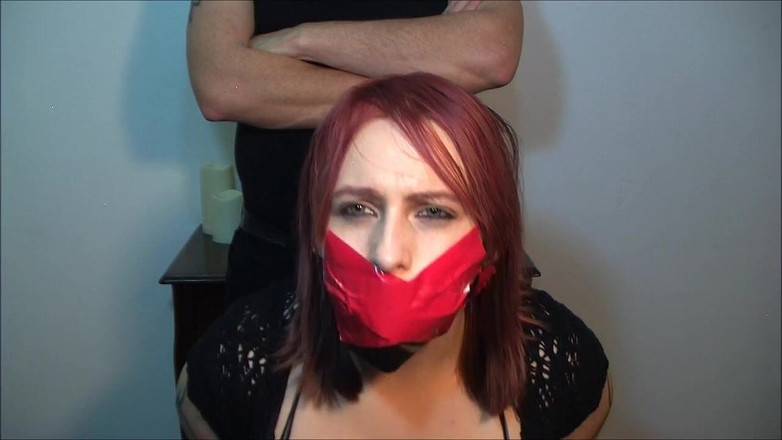 Selfgags classic: İtaatkar sürtük efendisi tarafından ağzı tıkanıyor!