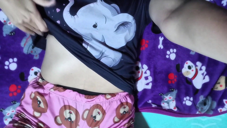 Yulieth Gomez: 哥伦比亚女孩独自自慰并在观看色情电影时呻吟