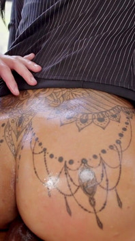 Realitní agentka plní svou fantazii a dělá mezirasový gangbang se svými klienty - Yasmina Khan