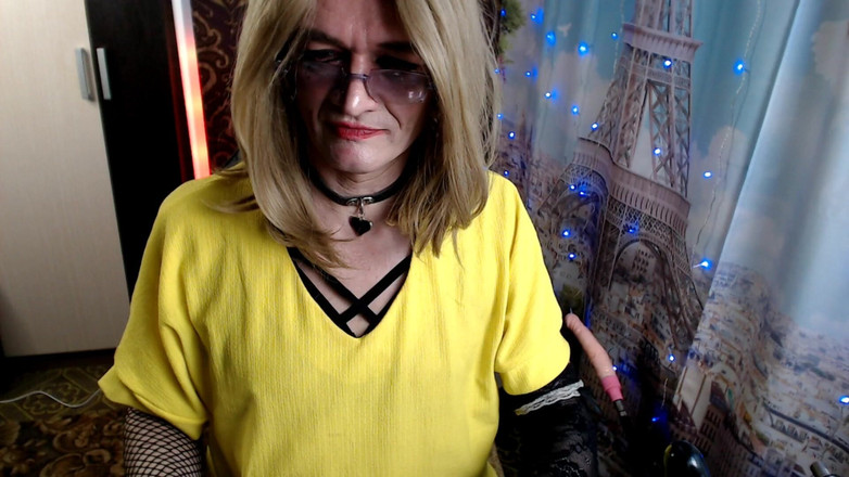 violet_bisex: 黒いディルドをしゃぶる