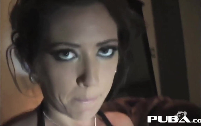 PUBA Solo: Capri Cavanni juega con su coño mojado y sus increíbles...