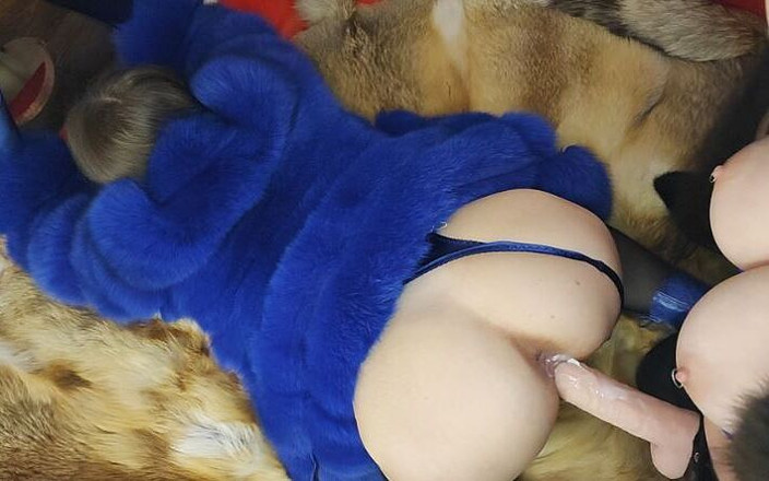 Bonita_sexygirl: 女同性恋毛皮恋物癖与穿戴式假阳具，大量毛皮，在毛皮大衣上大量潮吹