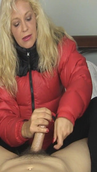 Charlee Chase kırmızı kabarık ceketli elle muamele