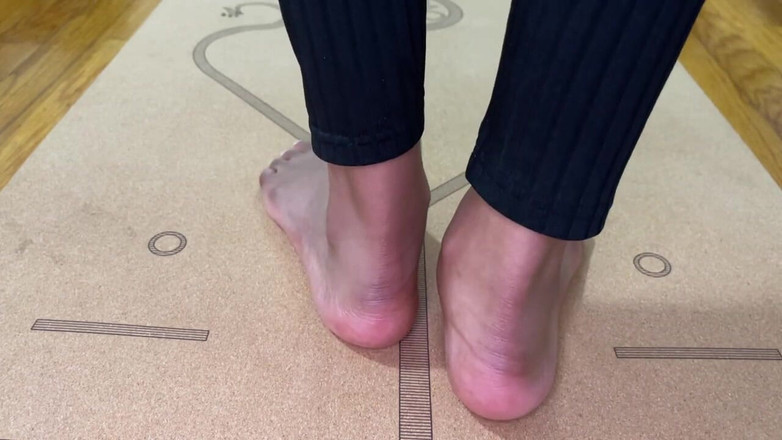 Pink Foxx: 흑누나 Yogi는 그녀의 발을 보여