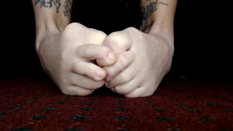 Abby Anna: Dlouhé prsty se kroutí prsty na nohou