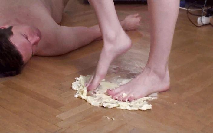 Foot Girls: 践踏食物，然后把脚放在奴隶的嘴里