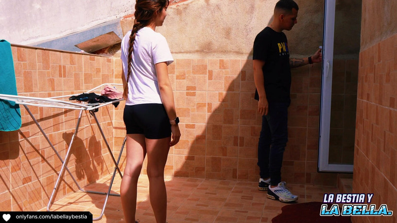 Labestiaylabella: Jag knullar låssmeden som kommer för att reparera dörren sperma...