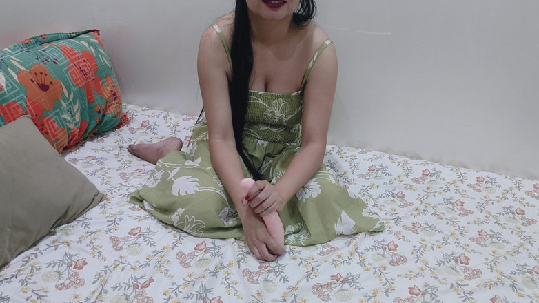 Saarabhabhi6: Индийское горячее видео: жена соседа трахает индийскую красивую девушку, чувствуя себя чувственно, пока пальцами ласкает её киску и вкус