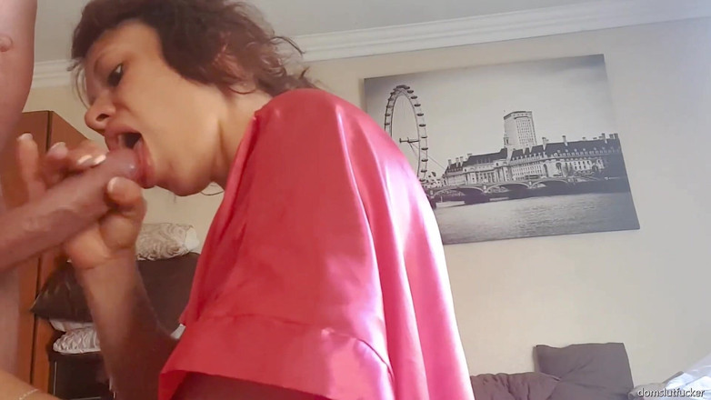 domslutfucker: 자지를 빨고 사정할 때까지 핸잡을 하는 핑크색 가운을 입은 소녀