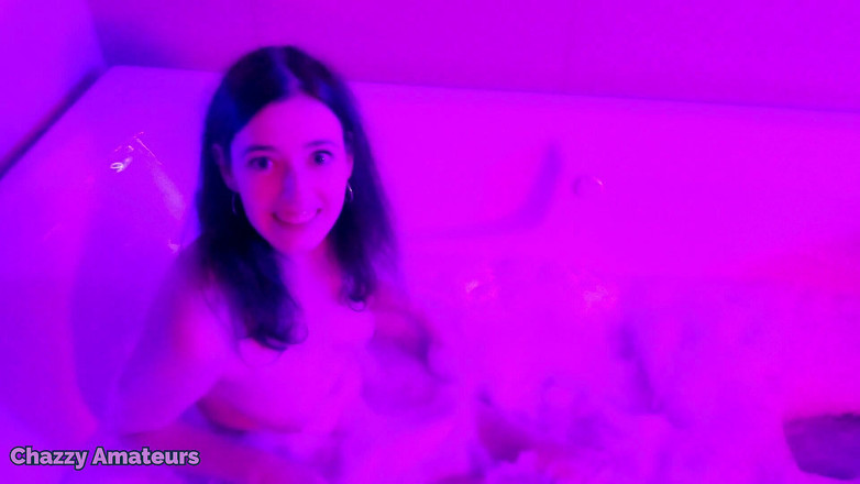 PornoJuice: Purple Light jacuzzi met in de hoofdrol Chloe Faye