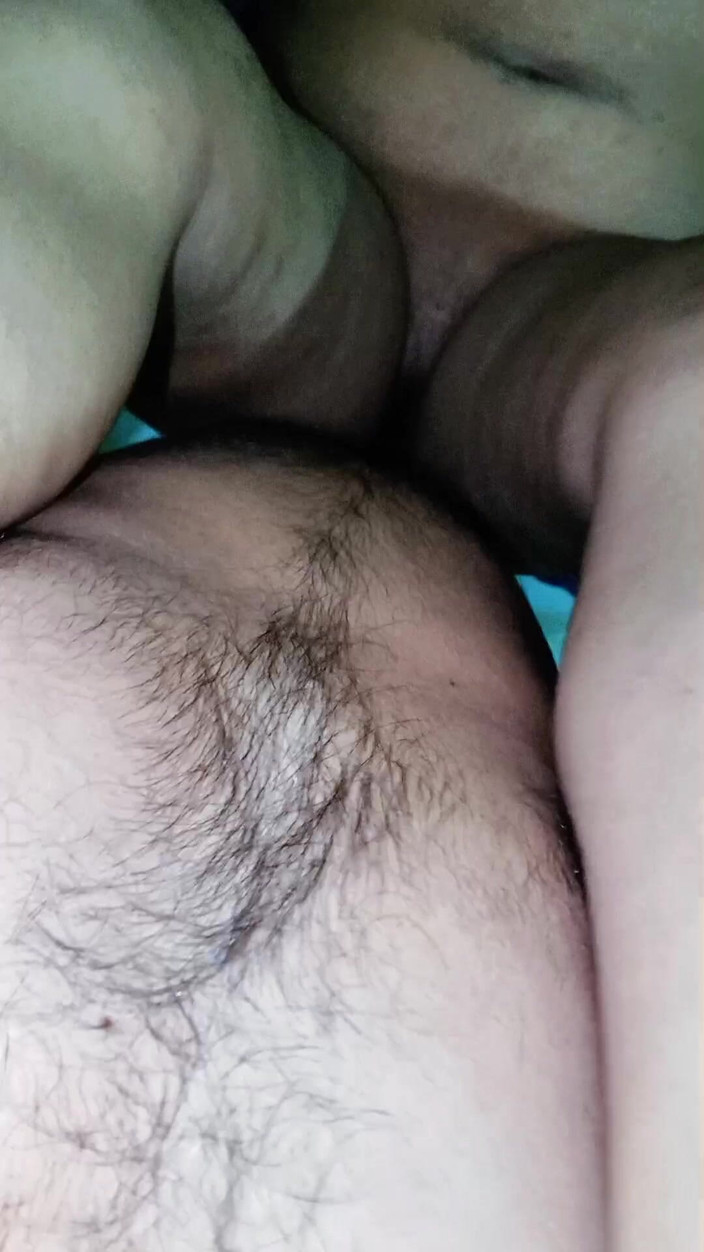 NAZMA: पति पत्नी दोस्त के साथ एक पल साझा करती है और रोमांटिक पल का मजा लेती है