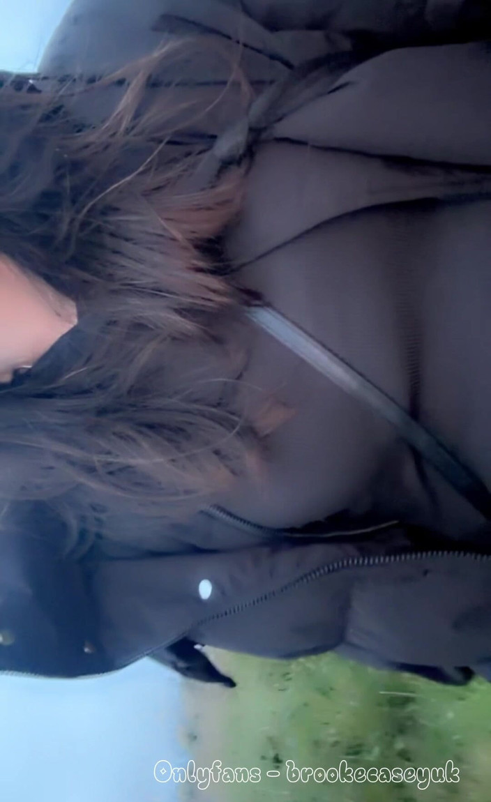 BrookeCaseyUk: 步行然后射在树林里