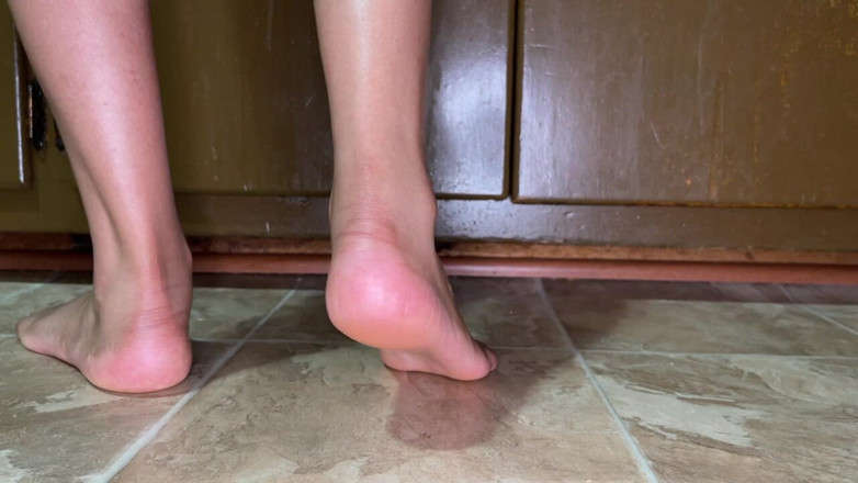 Pink Foxx: 설거지를 하는 동안 발을 보여주는 흑인 소녀