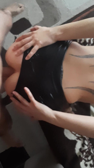 Shiny leather assfuck: GF blank röv knullad i läderbyxor