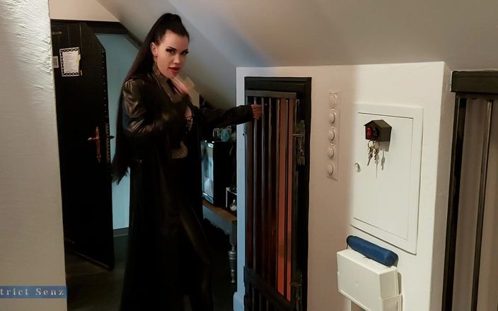 Strict Senz: Slečna Alessa Milano se krmí z toalety, část 1