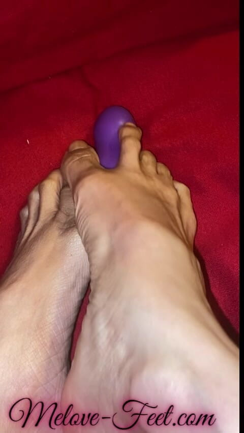 Naelor: Melove leker med sin leksak med sina små fötter och...