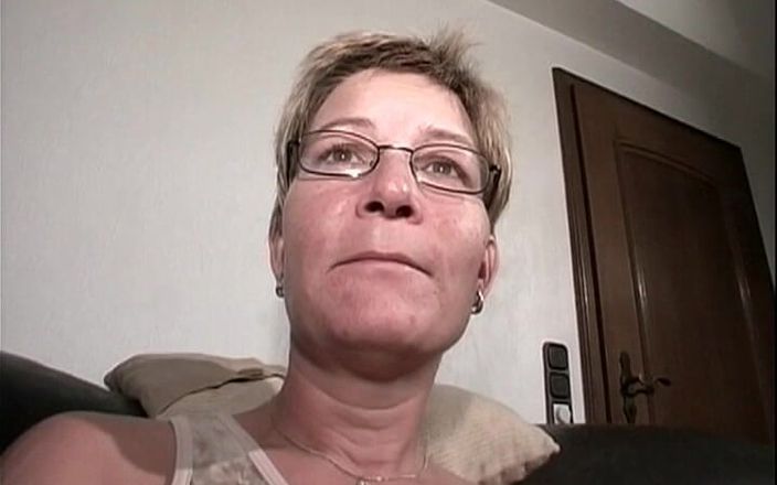 BB video: Scandalous Cougar next door shoots a porn video while masturbating