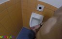 Funnyboy-Ger: Ich habe meinen schwanz am Urinal in der Toilette eines öffentlichen...