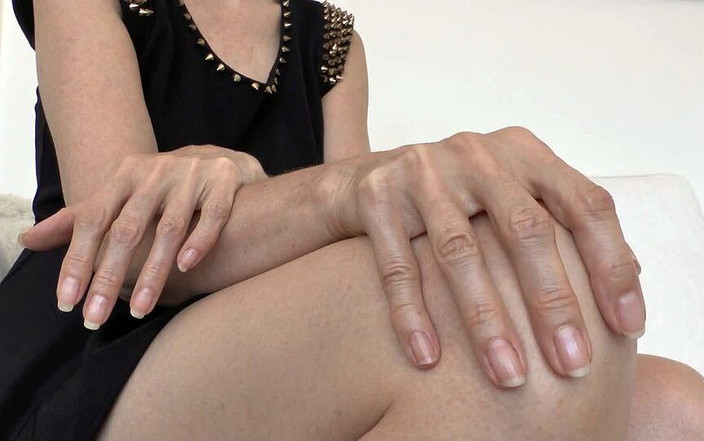 Lady Victoria Valente: Tangan yang aduhai - masturbasi dan crot di tanganku, jilat sampai...