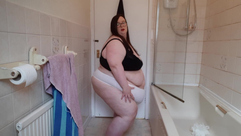 SSBBWLadyBrads: SSBBW esercizio di stretching in reggiseno e perizoma