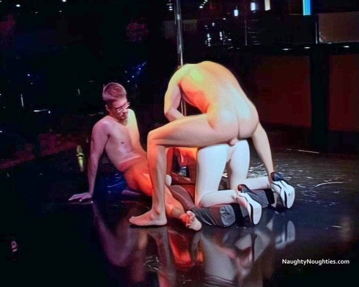 Naughty Noughties: Dua penari striptis didobel penetrasi sama wanita yang lagi nonton...