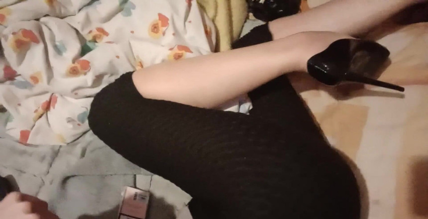 Dominatrix Redsonyja: これらのハイヒールはそこにしかないので、舌をうまく突き出す準備をしてください。パート2