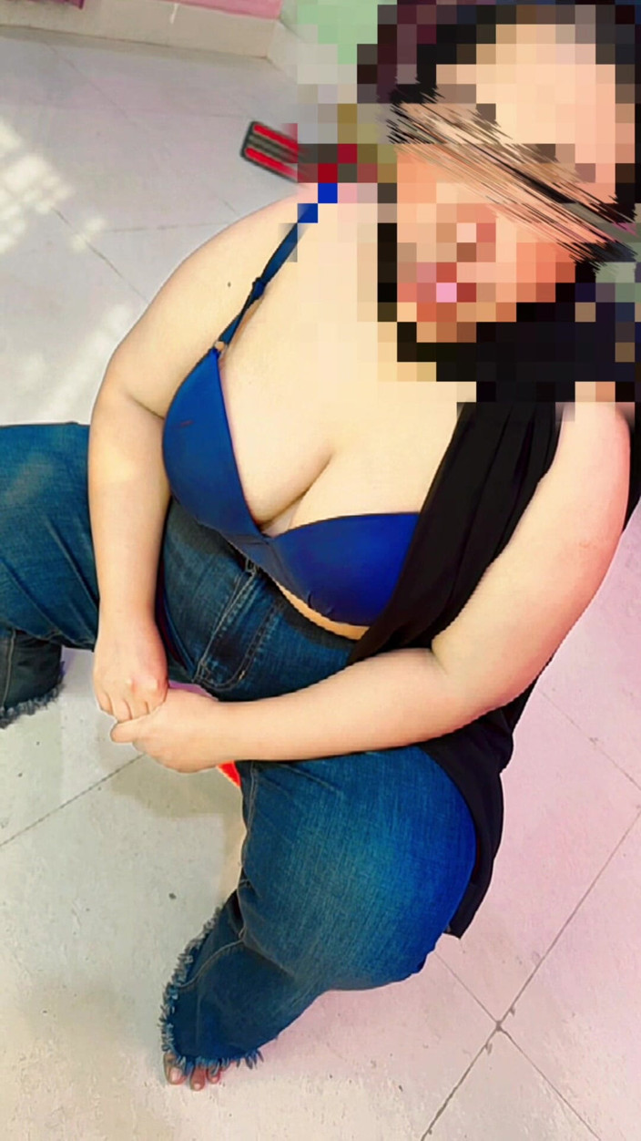Aria Mia: Una bella bbw araba musulmana si spoglia del suo vestito...