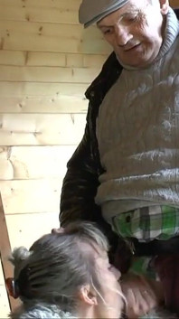 Una donna matura dai seni grandi gangbang e sborrata all'aperto