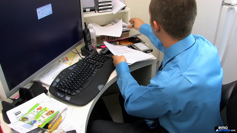 Homo Emo: Ryan Sticks His Office Cock Into Wesley!