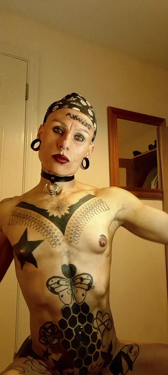 Nora Foes: Mini elbiseli kahverengi kaltak