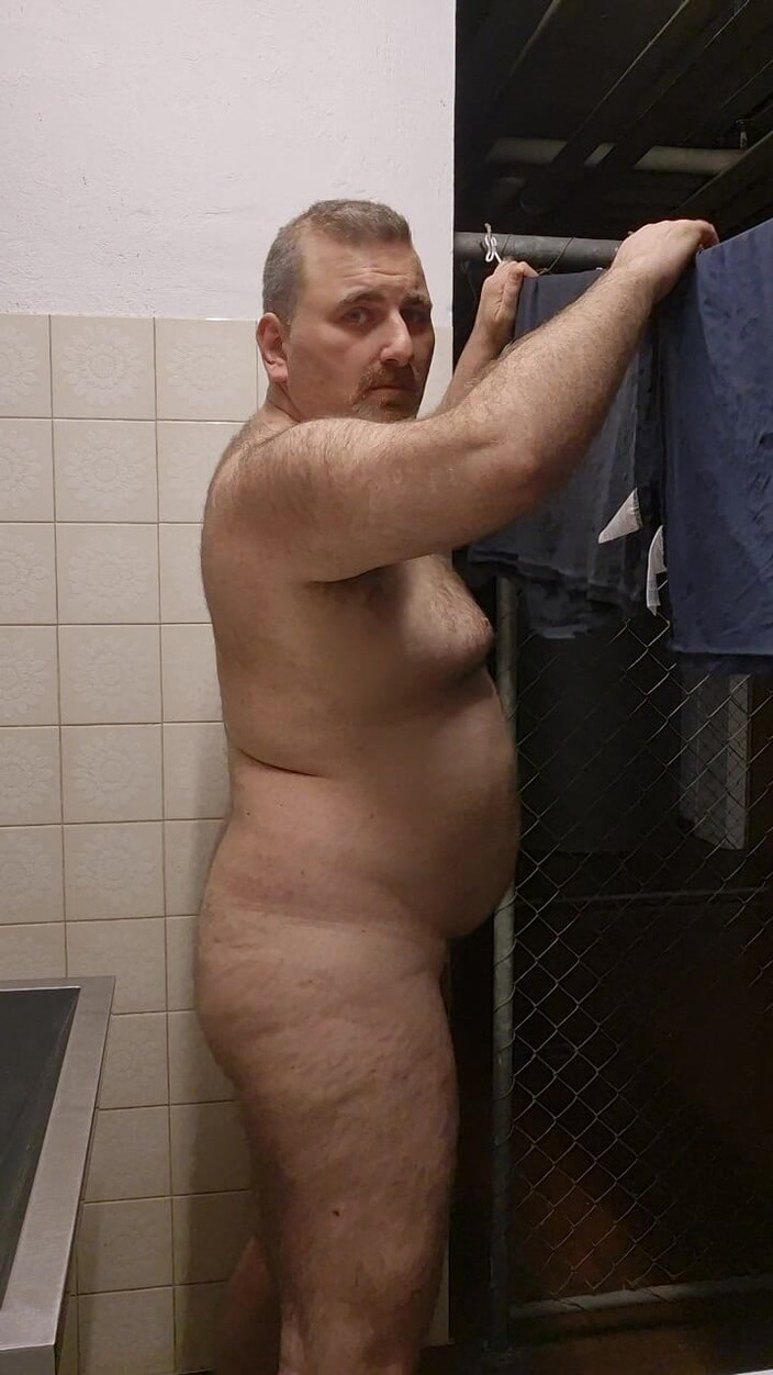 ChubbyDaddyBearLuka: 洗濯室の太った毛深いクマのストリップ