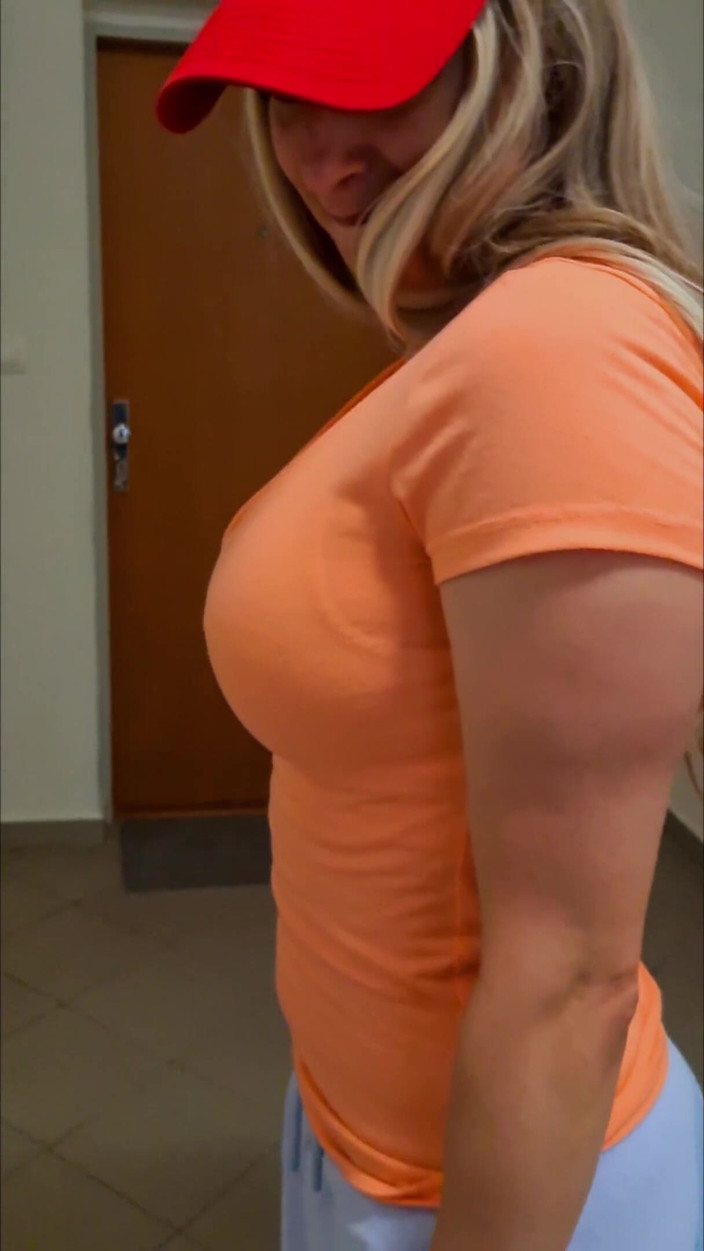 DedeDeville: Hermosa vecina en el ascensor Dada Deville