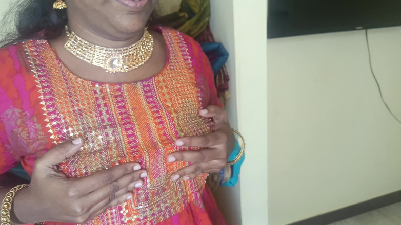 Laxi ammu: Bà nội trợ khoe bộ ngực dễ thương cho anh...