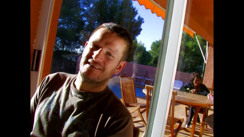 Adultwhisper: Šťastný chlap ošuká dvě mladé děvky na stranu u bazénu