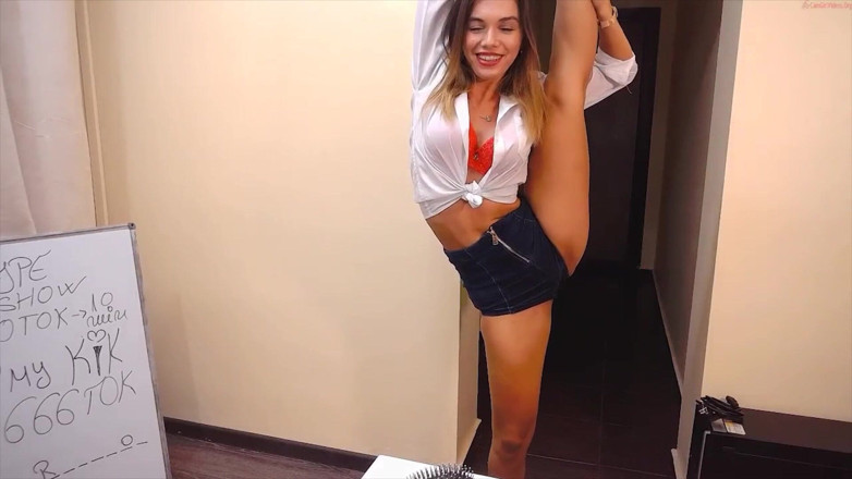 Flexilady: Ruská gymnastka před webovou kamerou