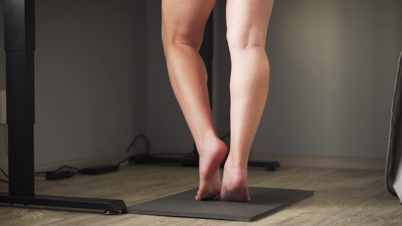 Teasecombo 4K: Teen kälber am stehpult beobachten