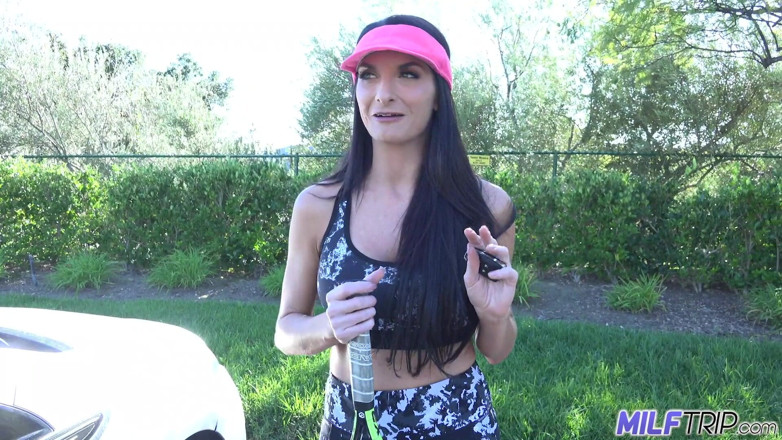 MILF Trip: Napalona rozwiedziona MILF rucha faceta ze swojego klubu tenisowego