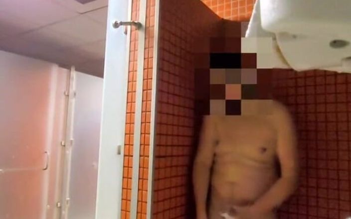 Wanker forever: Дрочити в душі в тренажерному залі